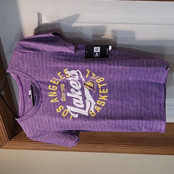 NWT LOS ANGELES LAKERS WOMEN'S DISTRESSED LINE TEE Size Small - Picture 1 of 11
